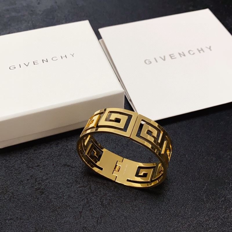 GIVENCHY